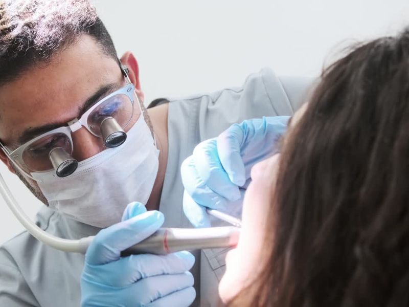 devojka na pregledu kod stomatologa